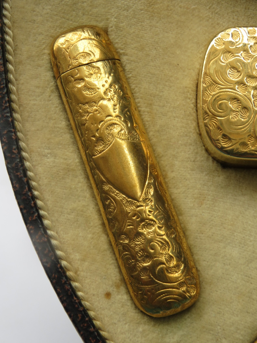Nécessaire d'objets de toilette, en laiton repoussé , avec blason,  dans le coffret d'origine -photo-5