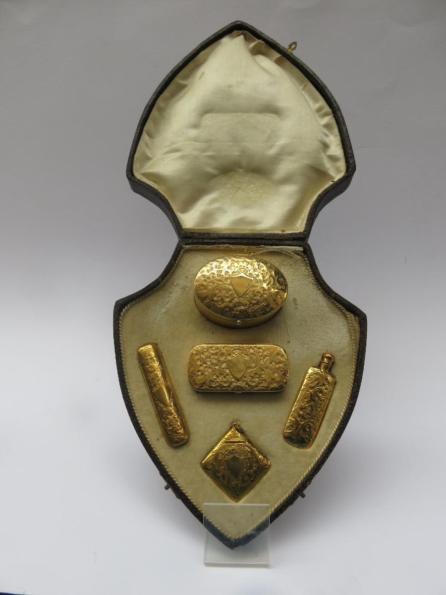 Nécessaire d'objets de toilette, en laiton repoussé , avec blason,  dans le coffret d'origine -photo-7