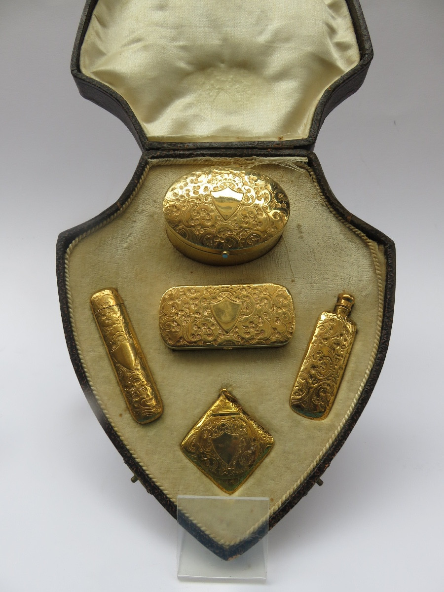 Nécessaire d'objets de toilette, en laiton repoussé , avec blason,  dans le coffret d'origine 