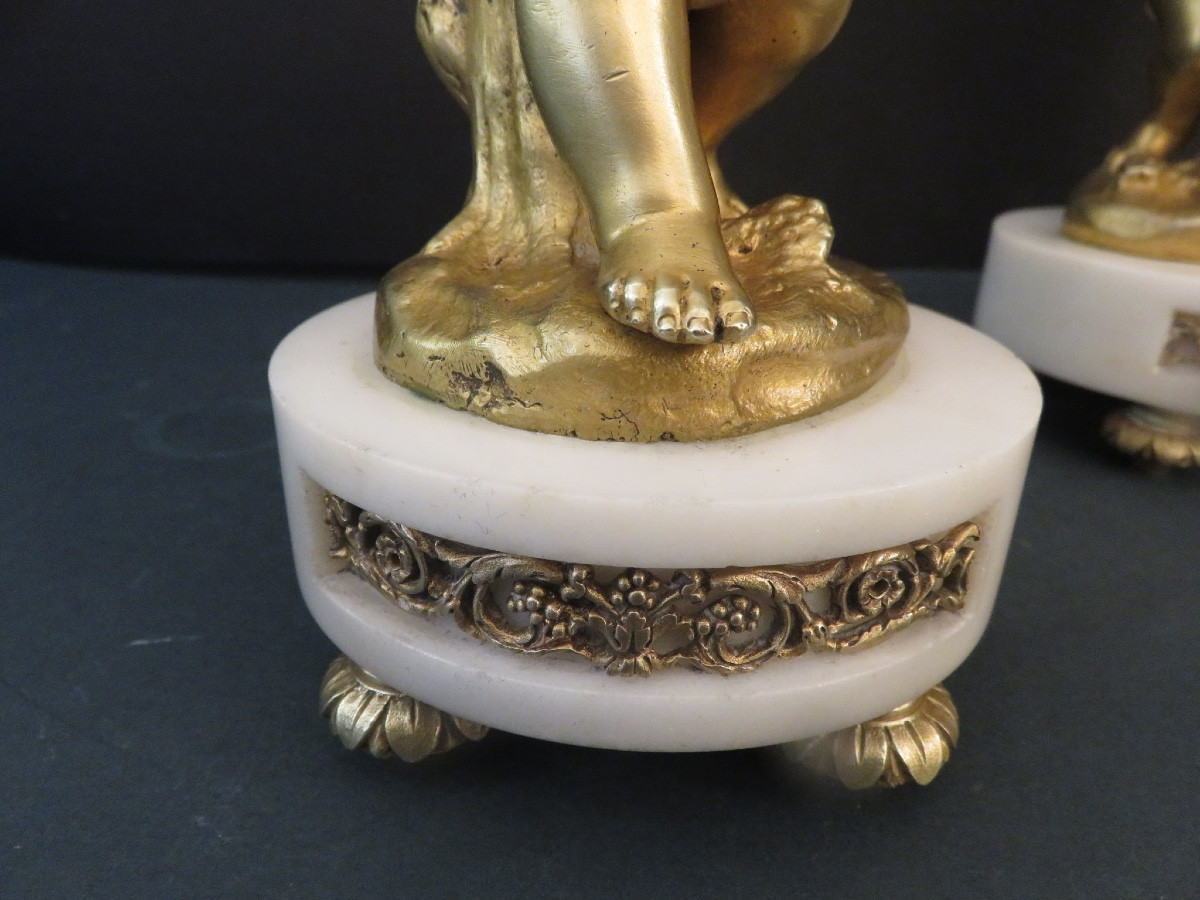Paire de candélabres aux putti  à deux feux , en bronze doré et marbre blanc XIX ème-photo-4