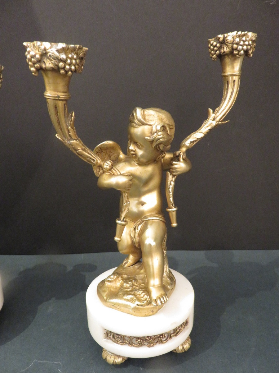 Paire de candélabres aux putti  à deux feux , en bronze doré et marbre blanc XIX ème-photo-1