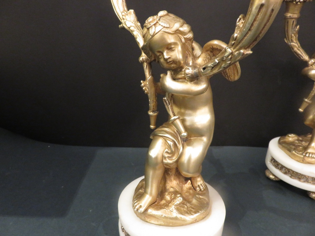 Paire de candélabres aux putti  à deux feux , en bronze doré et marbre blanc XIX ème-photo-5
