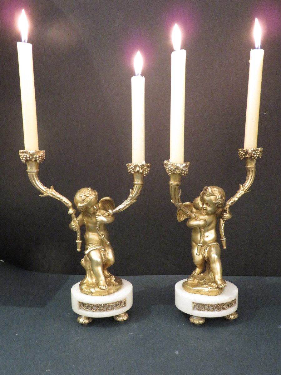 Paire de candélabres aux putti  à deux feux , en bronze doré et marbre blanc XIX ème