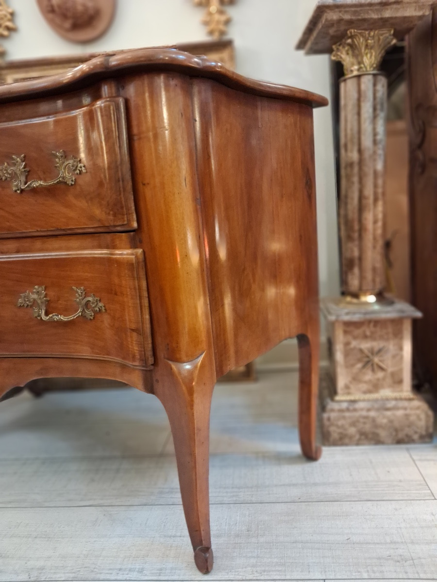 Commode galbée  , à deux tiroirs , en noyer massif dans le goût de Jean François  Hache  XXème -photo-4