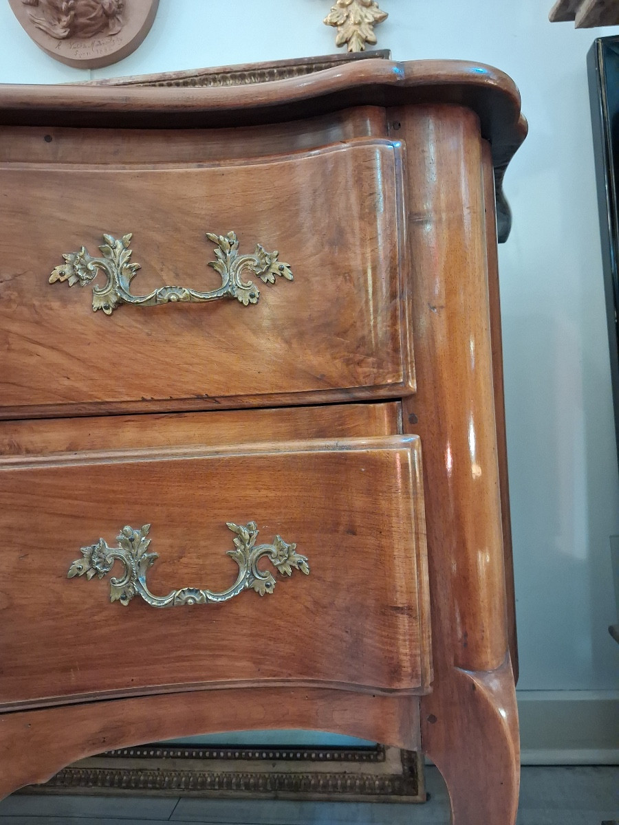 Commode galbée  , à deux tiroirs , en noyer massif dans le goût de Jean François  Hache  XXème -photo-2