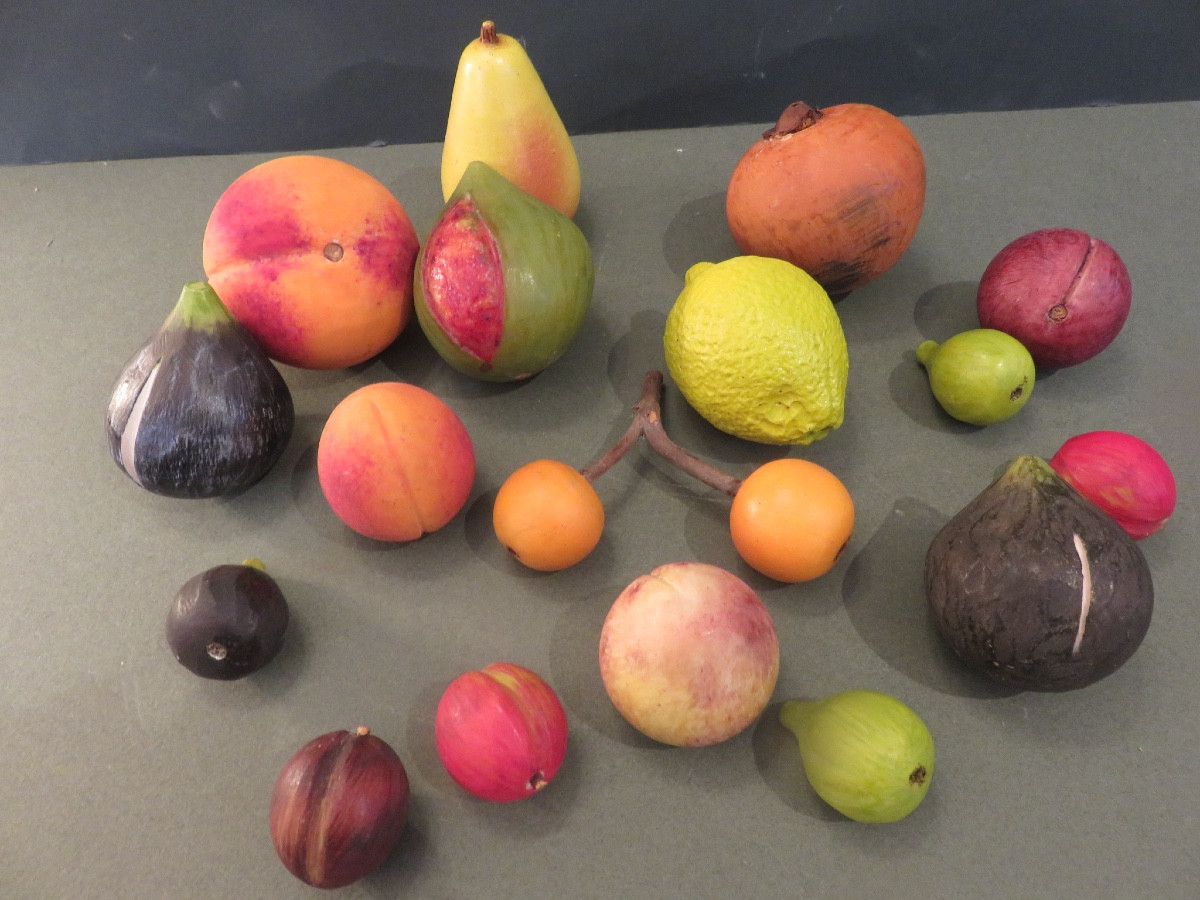 18 fruits en marbre polychrome , peint au naturel , époque XIX ème 