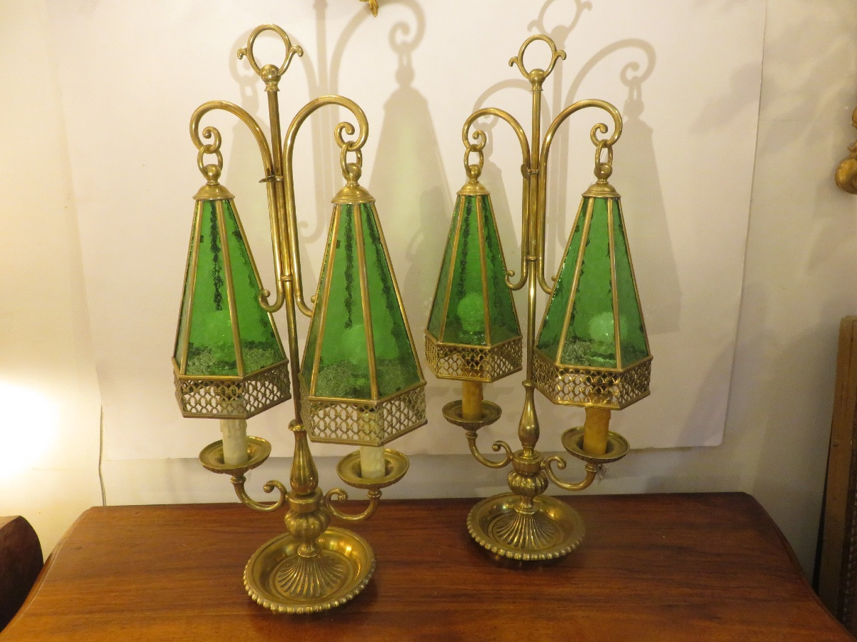 Paire de lampes en laiton et verres bullés et martelés  , à double feux ,  en forme de pagode 