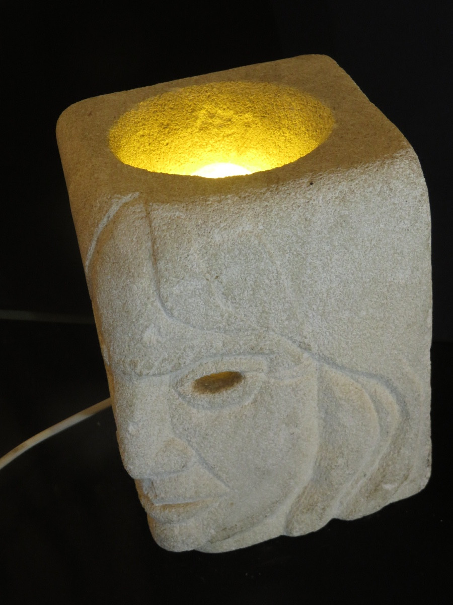 Lampe , sculpture  d'un visage d'Indien en pierre du Luberon , signée -photo-1