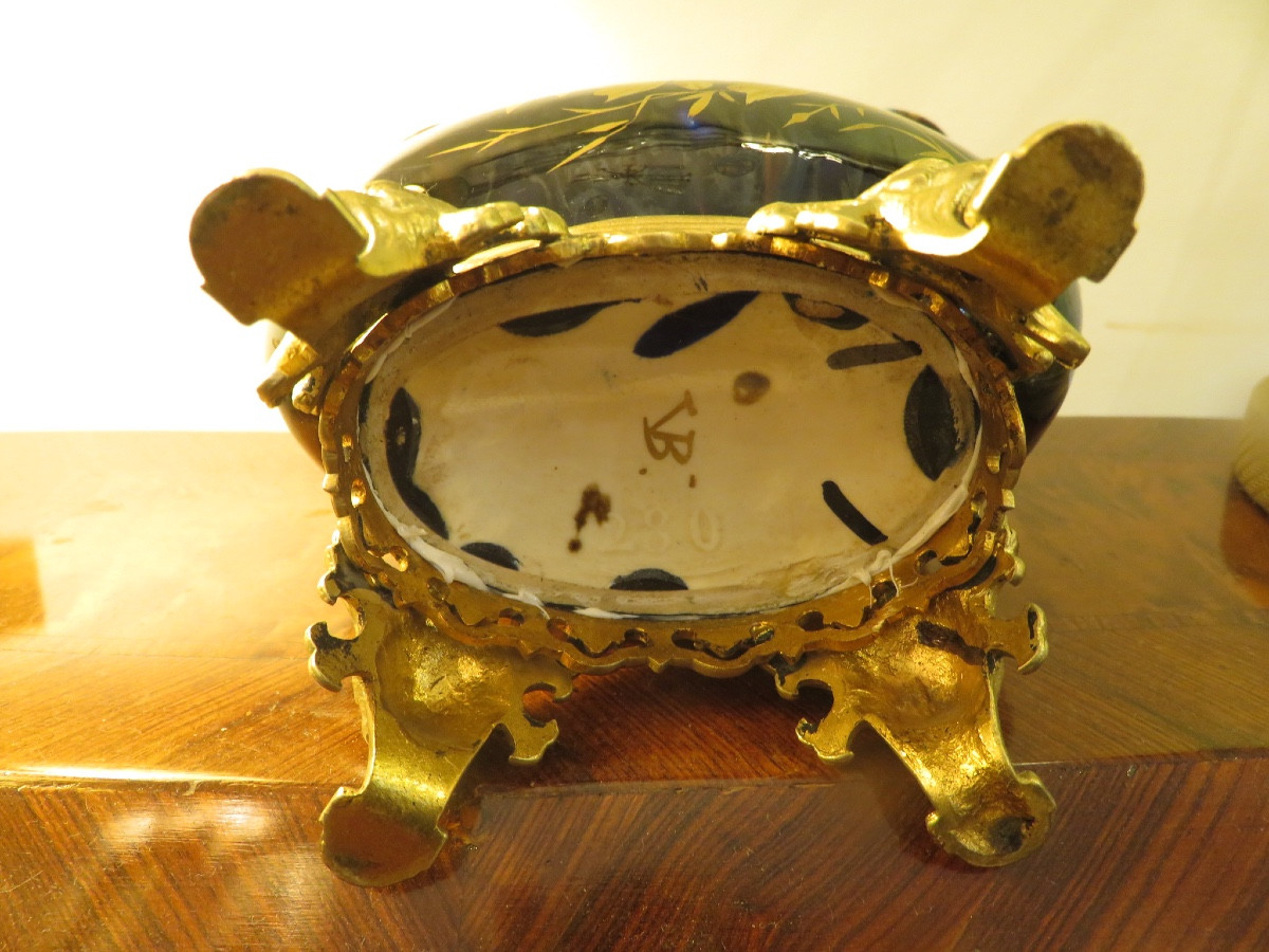 Jardinière en faïence bleu de four dorée or fin ,monture en bronze doré , tête de lion  XIX ème-photo-4