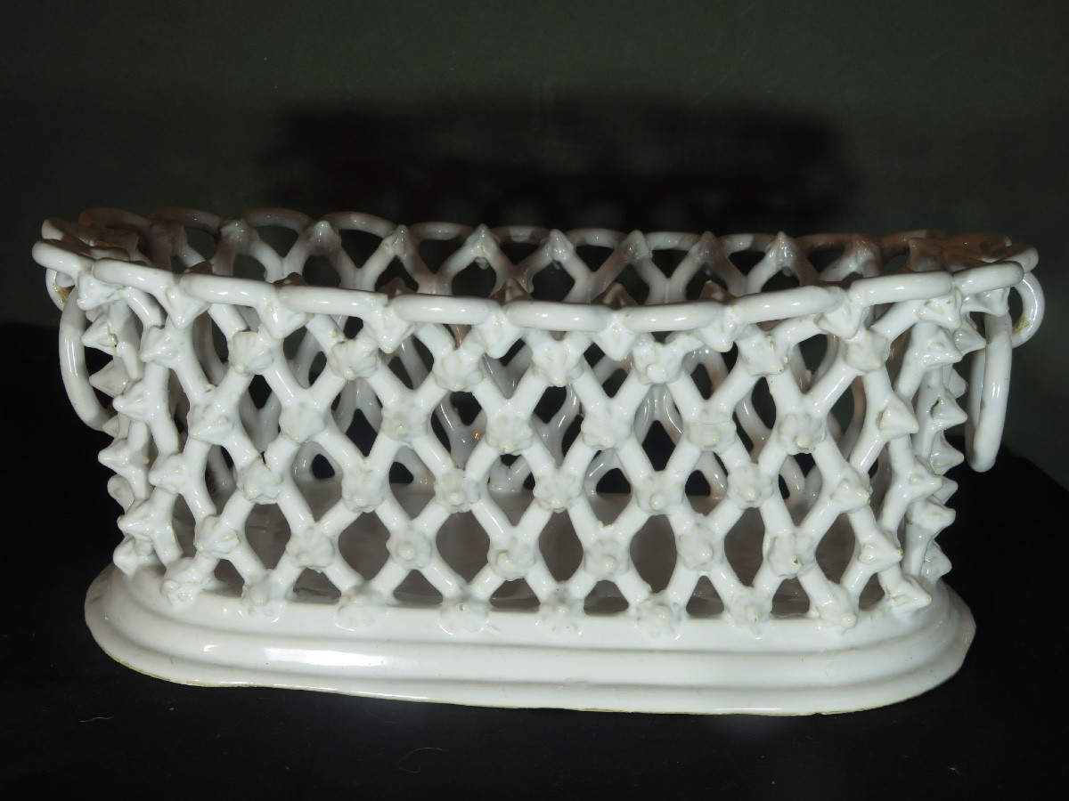 Jardinière en céramique blanche travaillée en tressage 