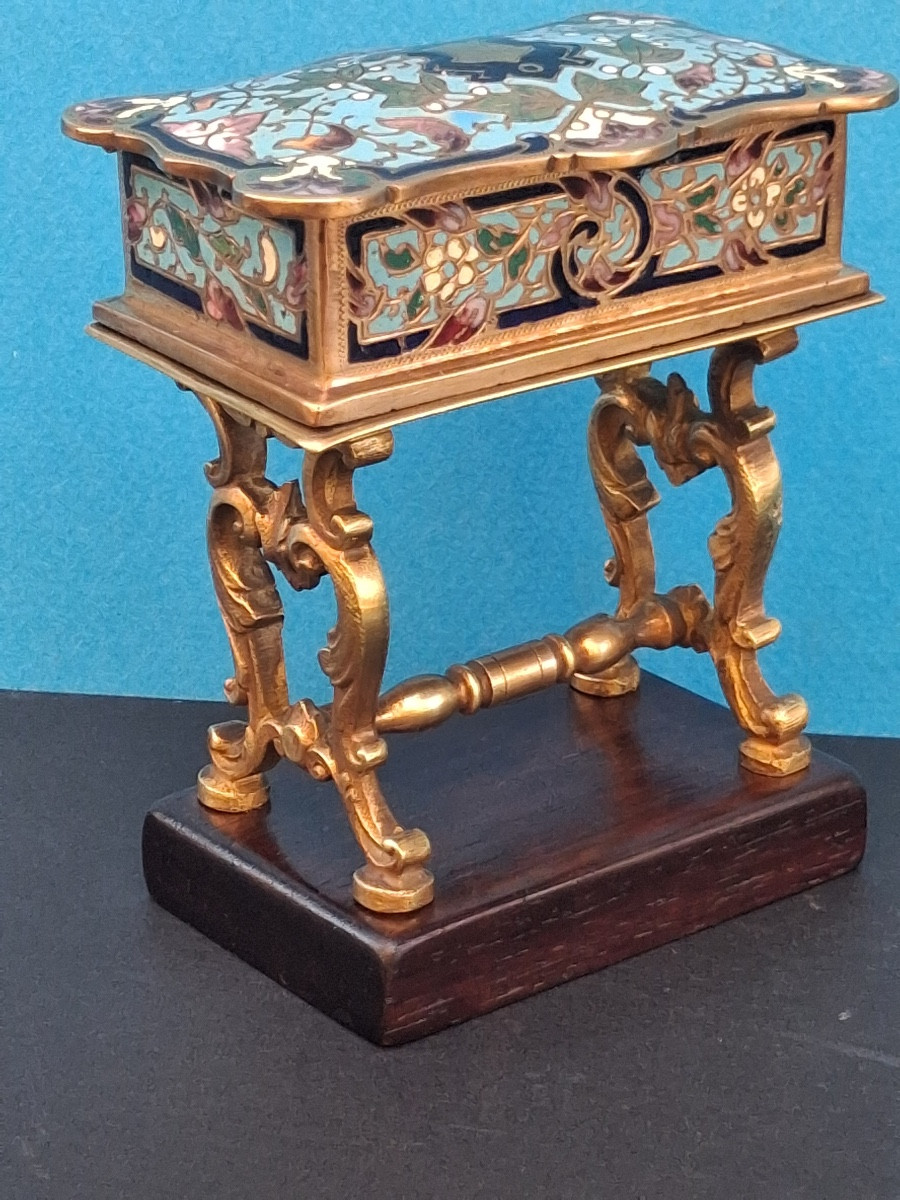 Boite à bijoux en bronze et émaux cloisonnés , XIX ème