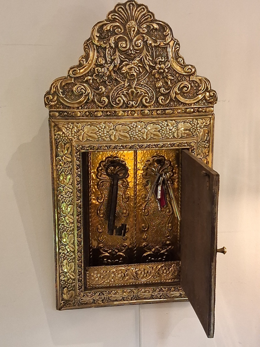 Miroir biseauté en laiton repoussé formant une boite porte clés -photo-2
