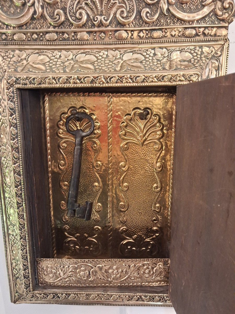 Miroir biseauté en laiton repoussé formant une boite porte clés -photo-3