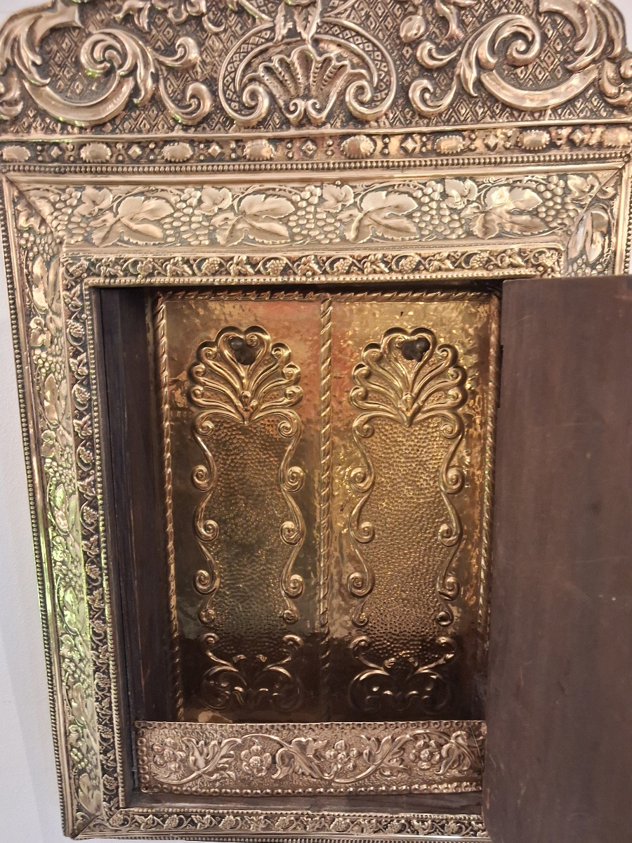 Miroir biseauté en laiton repoussé formant une boite porte clés -photo-1