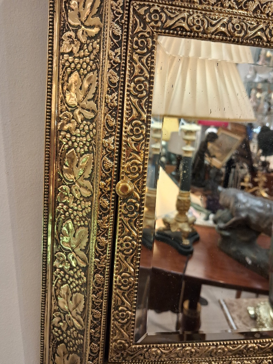 Miroir biseauté en laiton repoussé formant une boite porte clés -photo-2