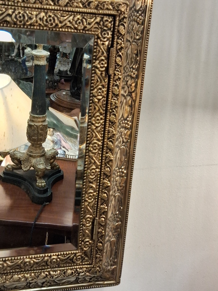 Miroir biseauté en laiton repoussé formant une boite porte clés -photo-3