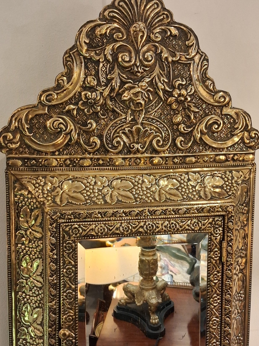 Miroir biseauté en laiton repoussé formant une boite porte clés -photo-4