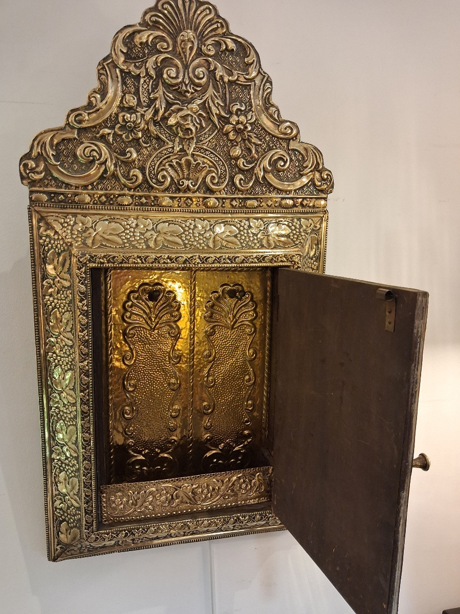 Miroir biseauté en laiton repoussé formant une boite porte clés 