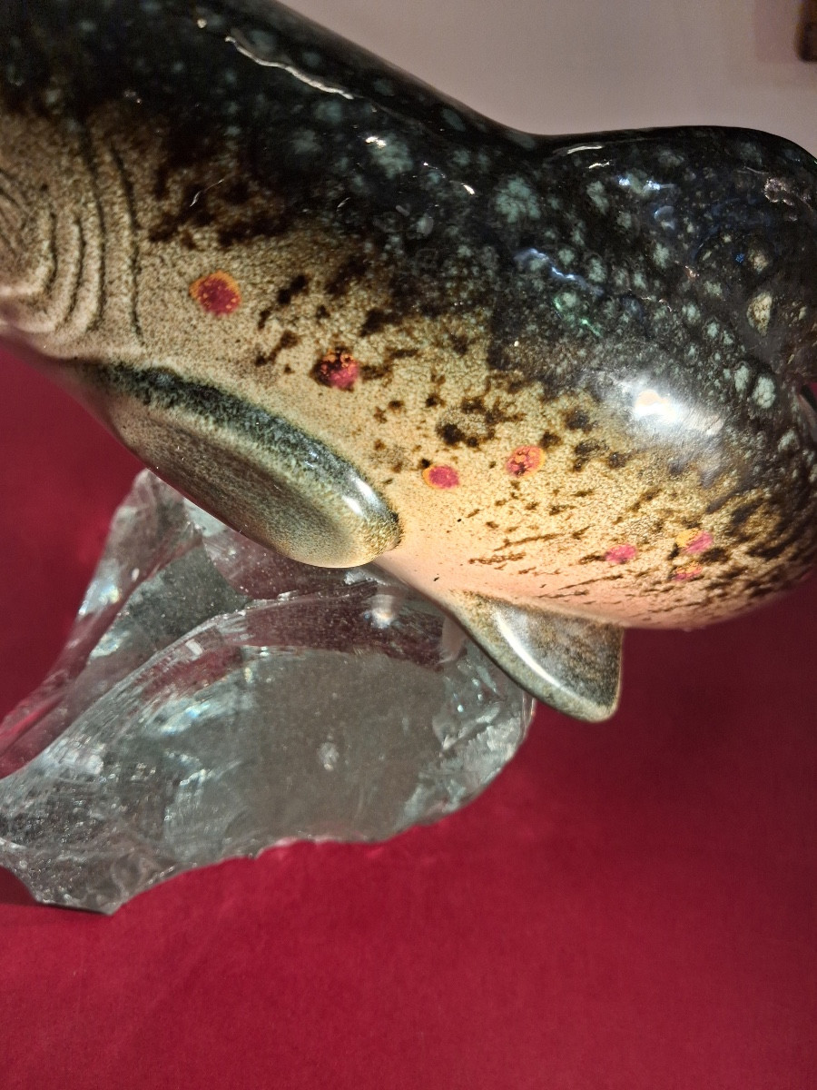 Raymond Gangloff: Polychrome Earthenware Trout On A Glass Rock Signed XXth Century-photo-4
