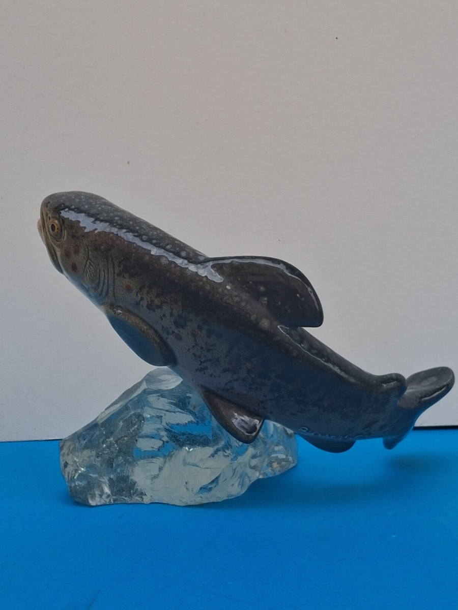 Raymond Gangloff: Polychrome Earthenware Trout On A Glass Rock Signed XXth Century-photo-1