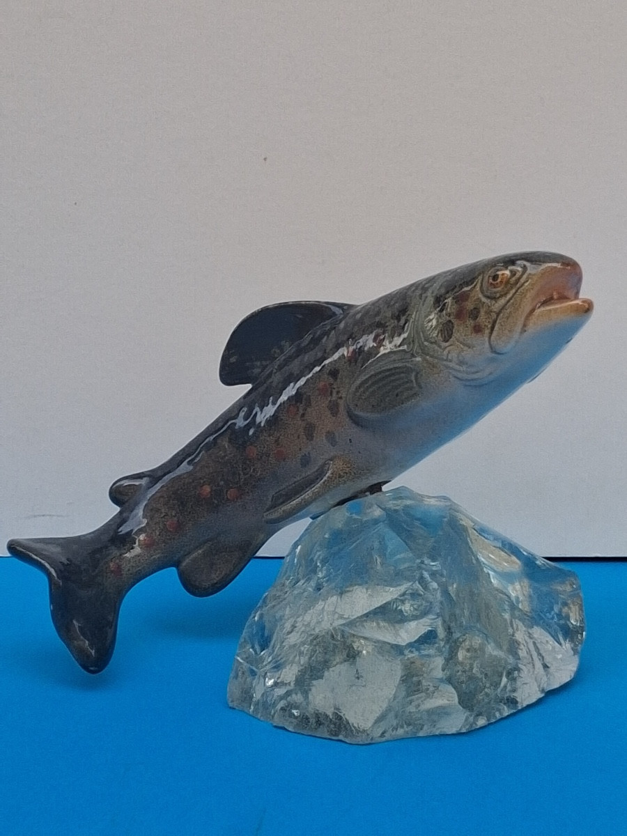 Raymond Gangloff: Polychrome Earthenware Trout On A Glass Rock Signed XXth Century-photo-2