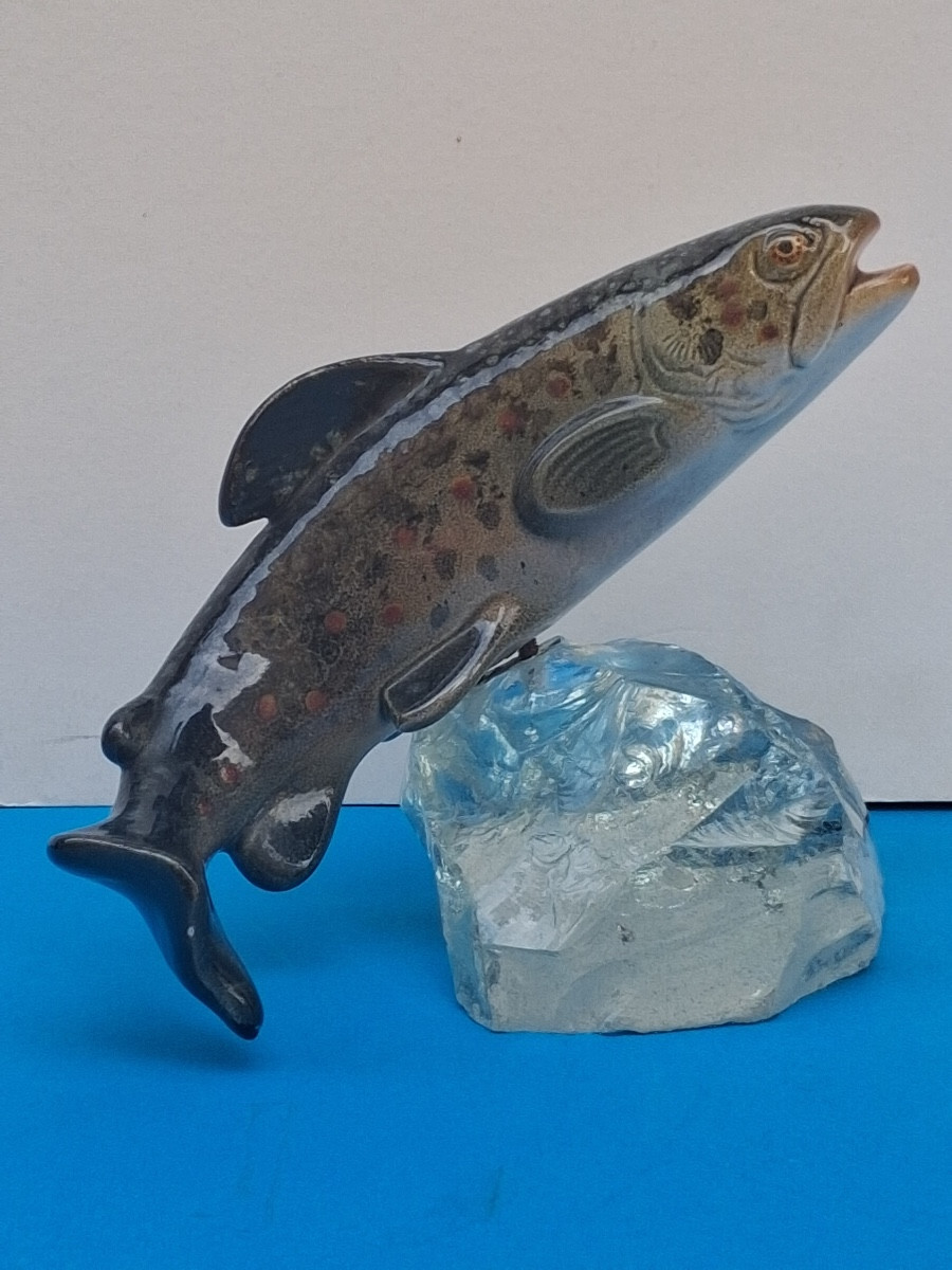 Raymond Gangloff: Polychrome Earthenware Trout On A Glass Rock Signed XXth Century