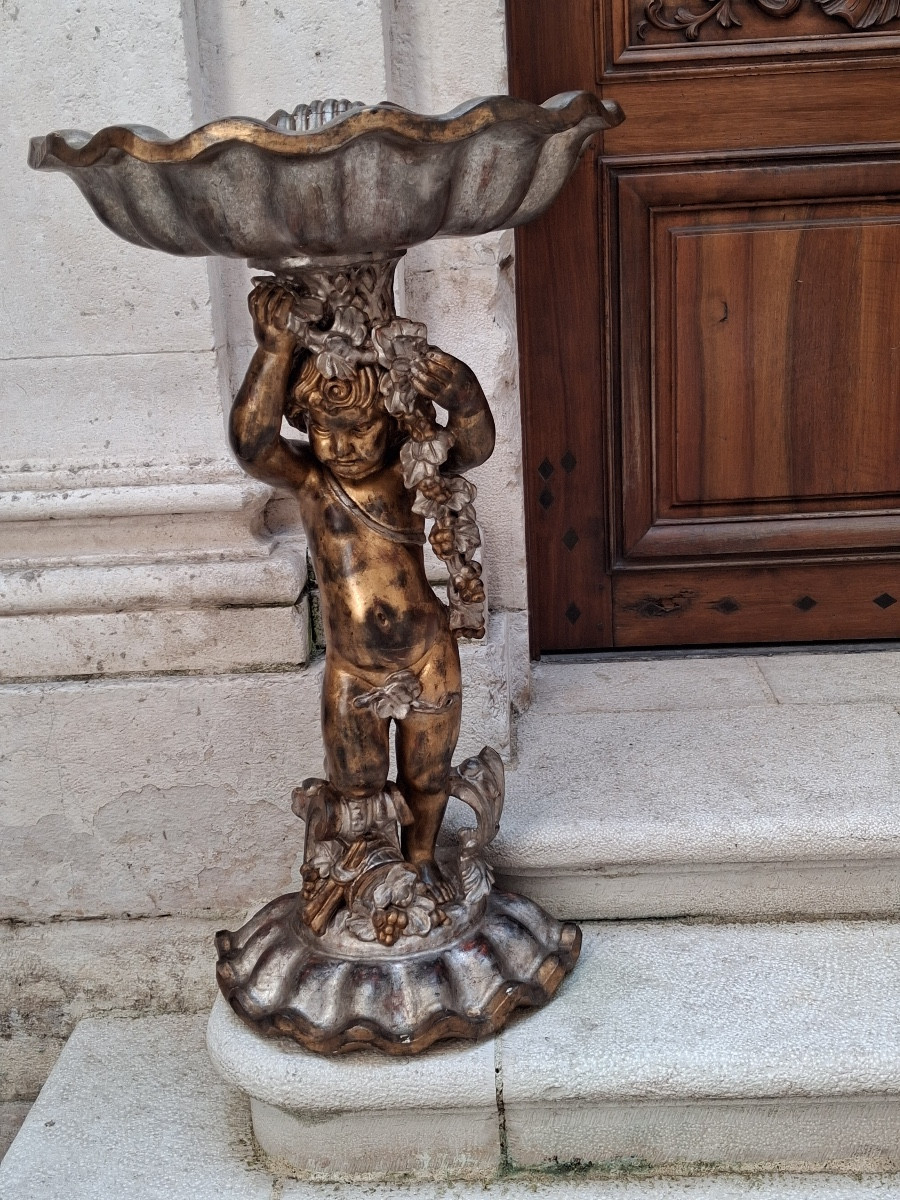 Grande jardinière d'un chérubin en bois sculpté polychrome avec son bac en zinc d'origine 