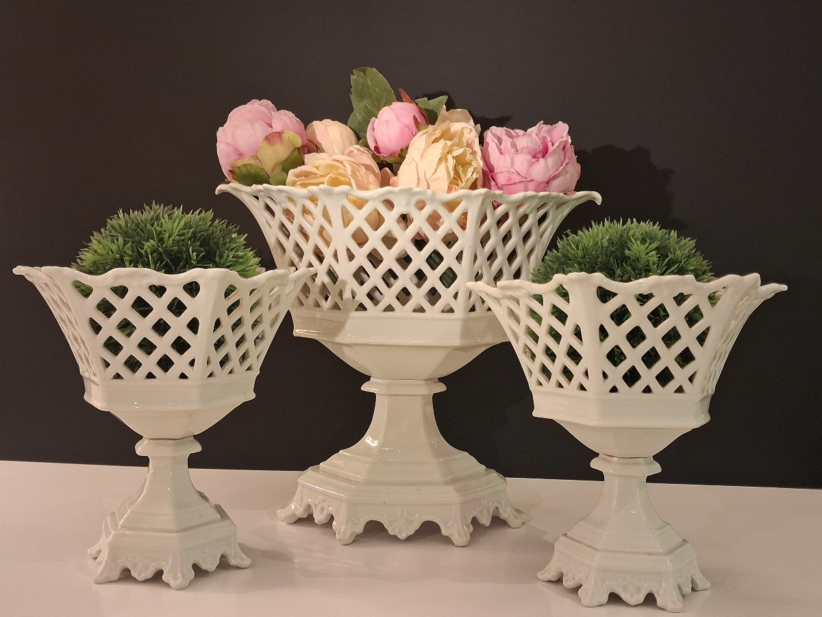 Suite de trois coupes sur pied  en porcelaine blanche ajourée , XIX ème-photo-2