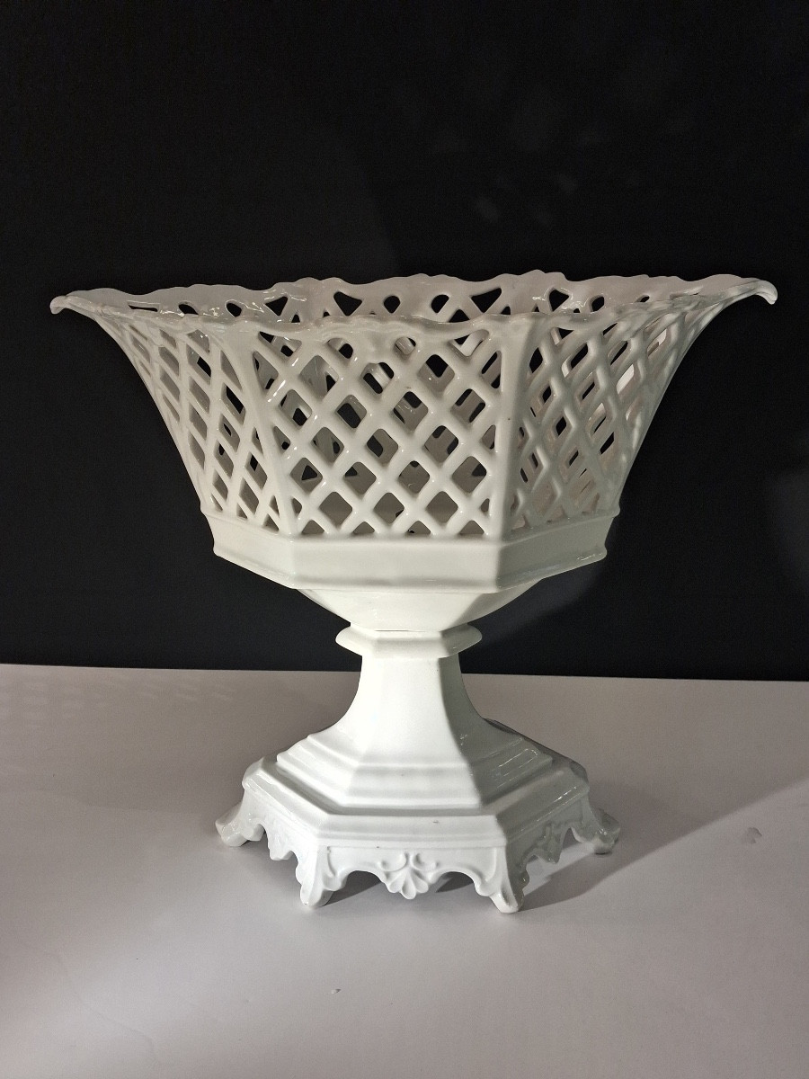 Suite de trois coupes sur pied  en porcelaine blanche ajourée , XIX ème-photo-4
