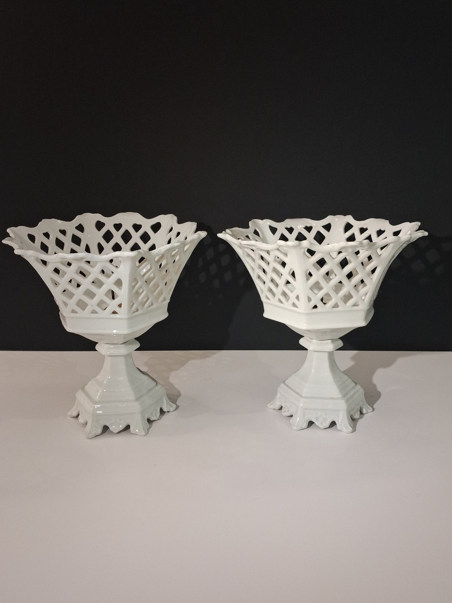 Suite de trois coupes sur pied  en porcelaine blanche ajourée , XIX ème-photo-1