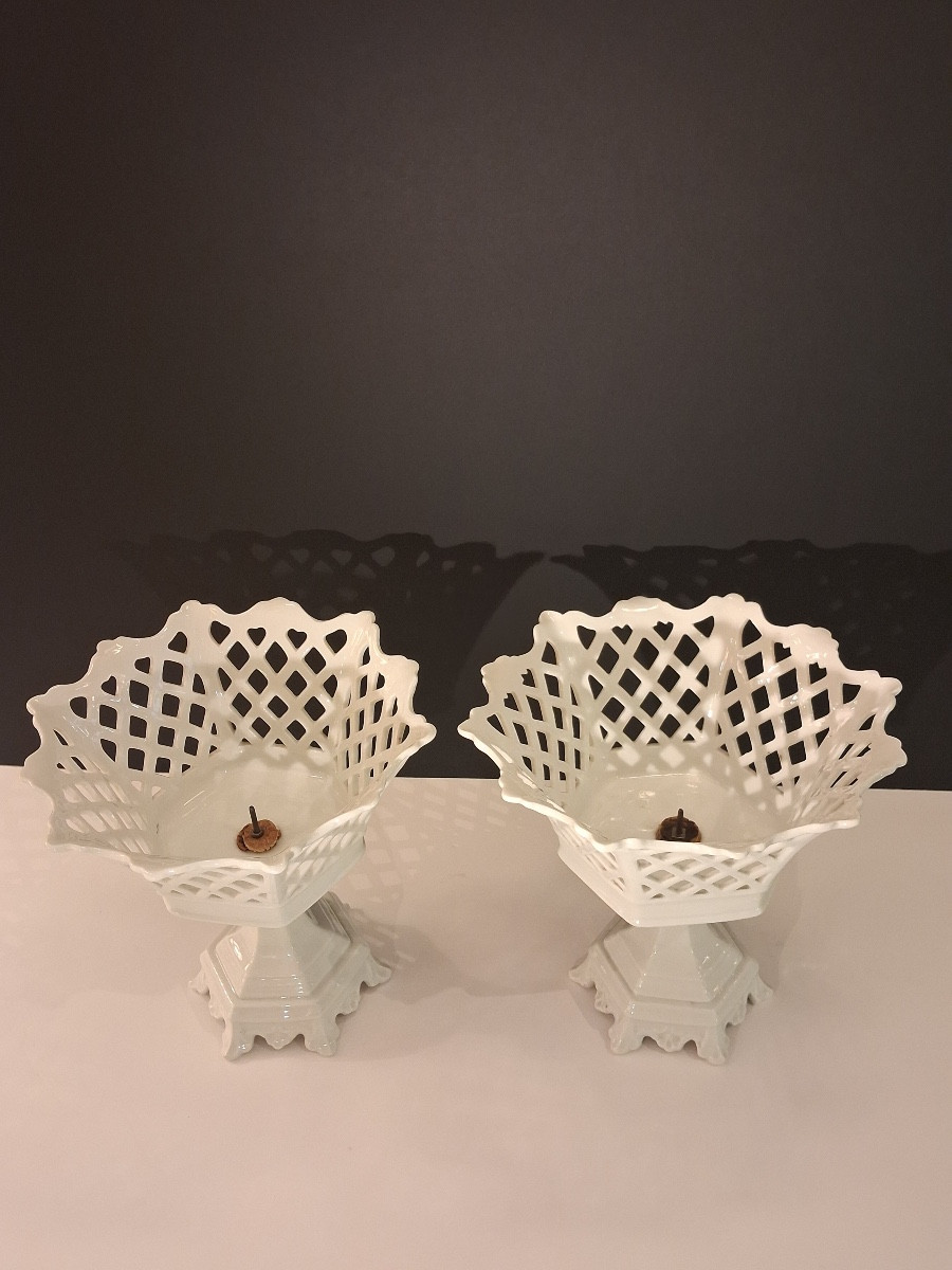 Suite de trois coupes sur pied  en porcelaine blanche ajourée , XIX ème-photo-2
