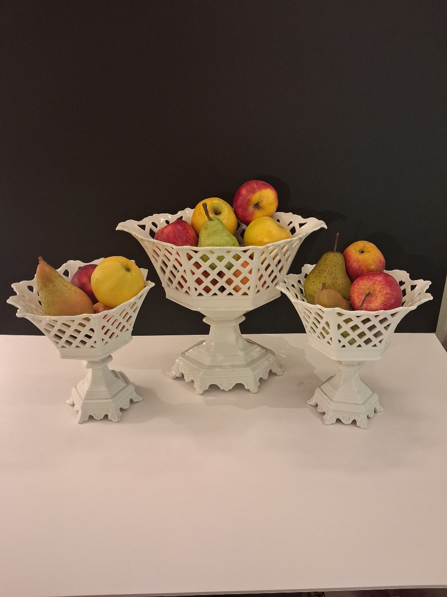Suite de trois coupes sur pied  en porcelaine blanche ajourée , XIX ème-photo-3