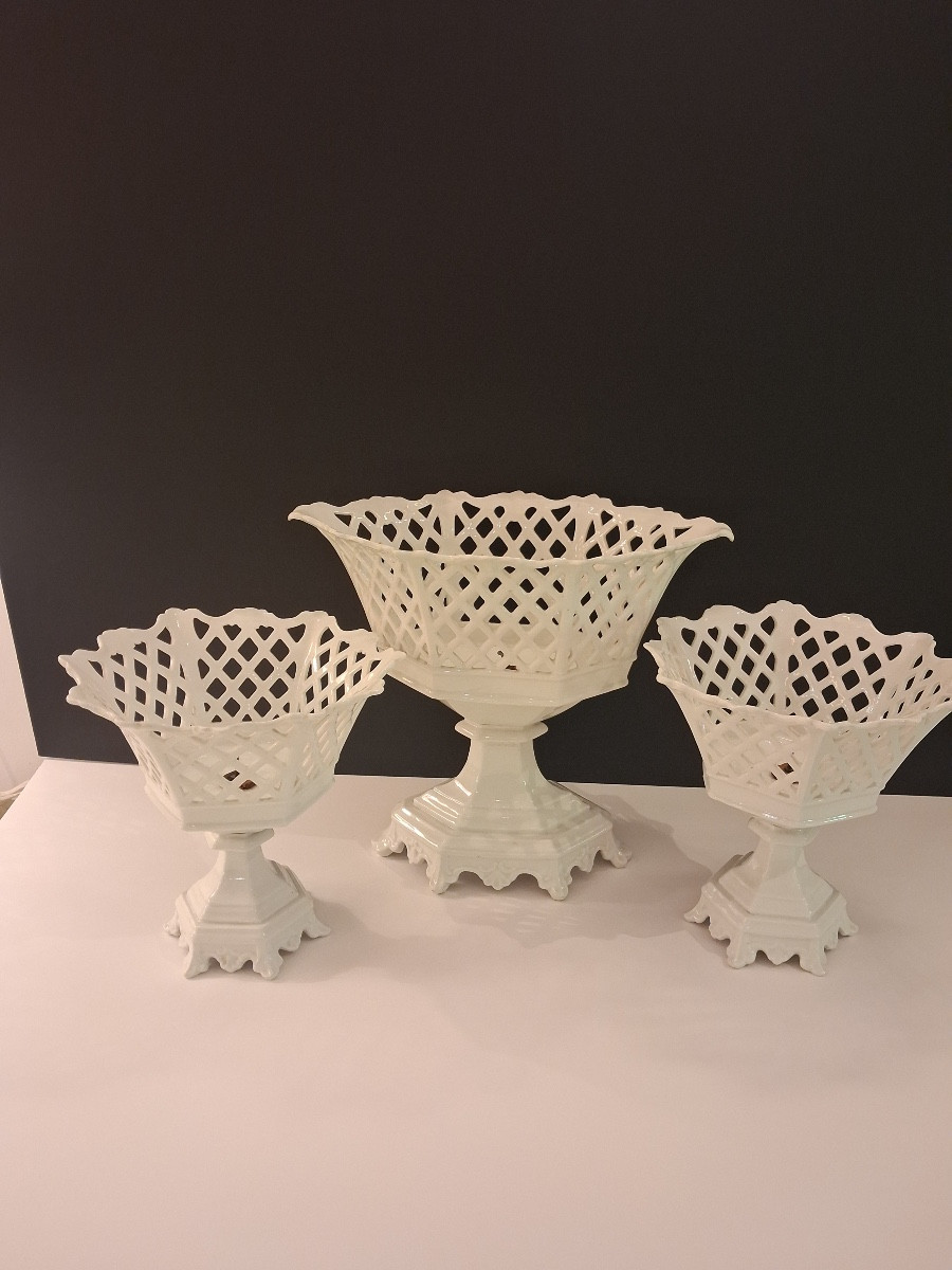 Suite de trois coupes sur pied  en porcelaine blanche ajourée , XIX ème-photo-4