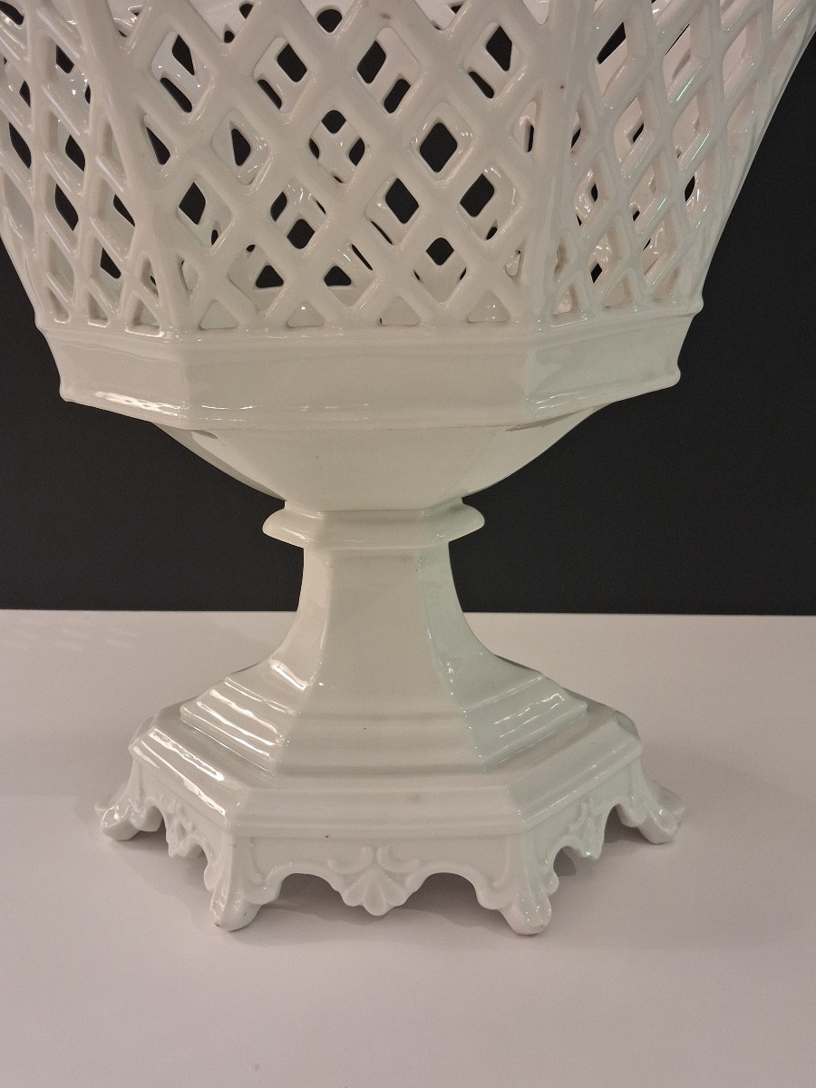 Suite de trois coupes sur pied  en porcelaine blanche ajourée , XIX ème-photo-5