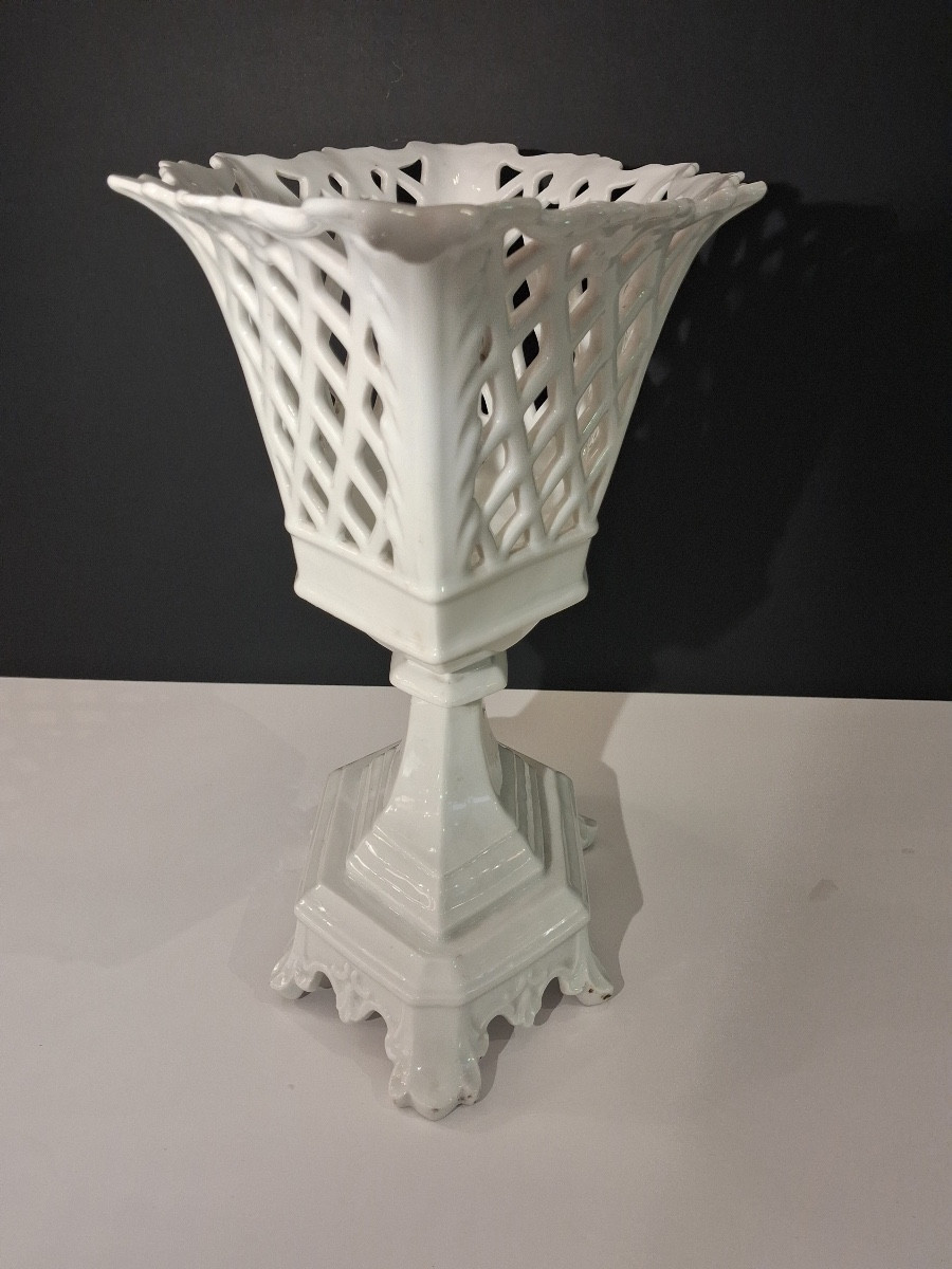 Suite de trois coupes sur pied  en porcelaine blanche ajourée , XIX ème-photo-6