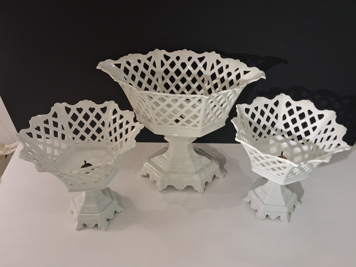 Suite de trois coupes sur pied  en porcelaine blanche ajourée , XIX ème-photo-7