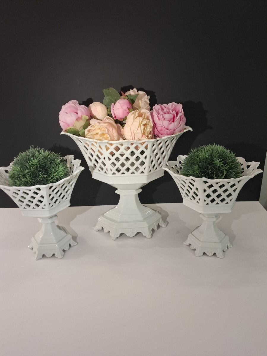 Suite de trois coupes sur pied  en porcelaine blanche ajourée , XIX ème-photo-8