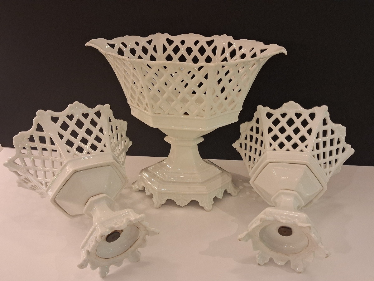 Suite de trois coupes sur pied  en porcelaine blanche ajourée , XIX ème