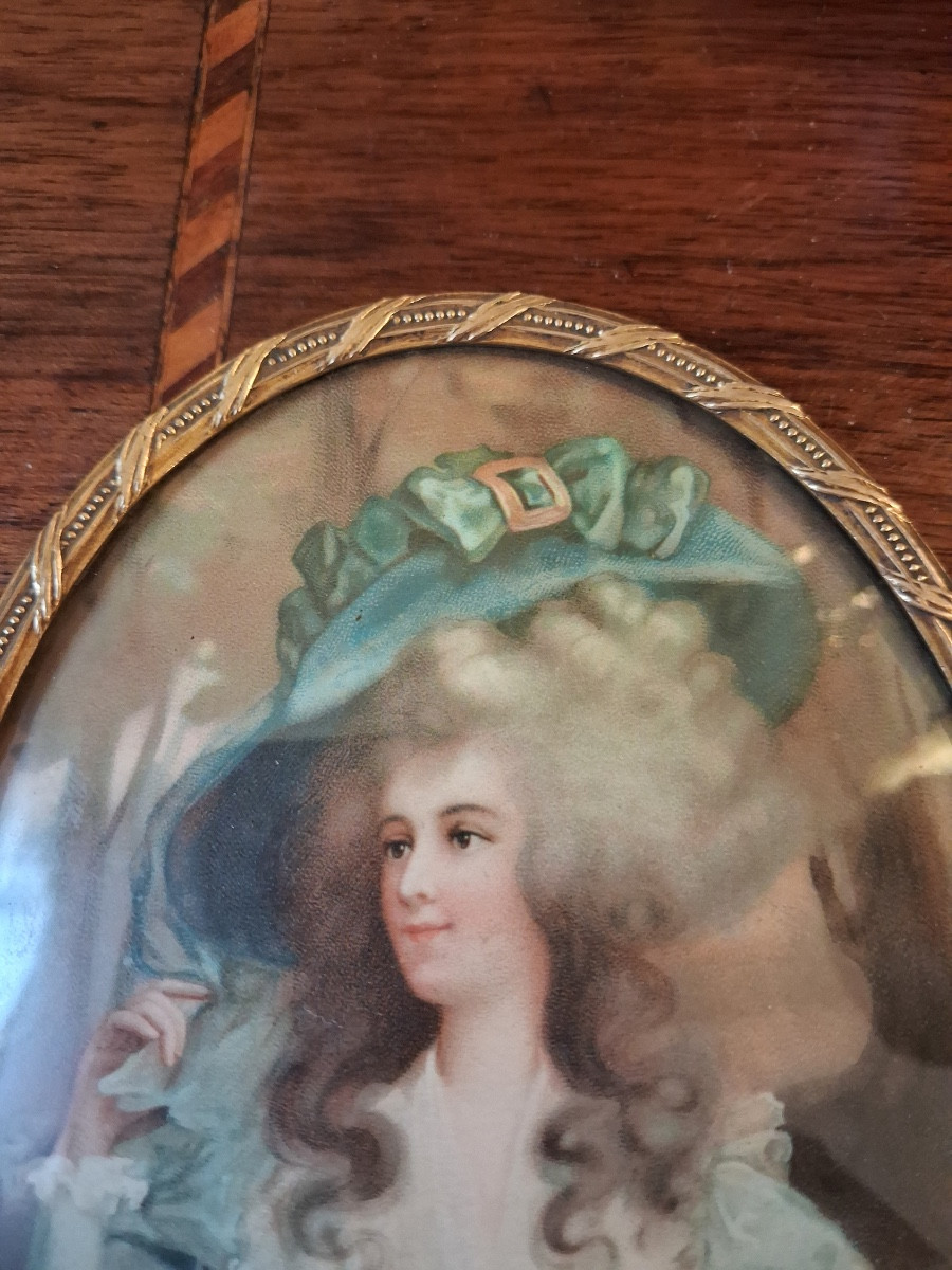 Miniature de forme ovale d'une femme lisant de style Louis XVI , encadrement en laiton ciselé -photo-2