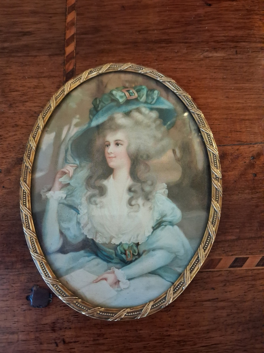 Miniature de forme ovale d'une femme lisant de style Louis XVI , encadrement en laiton ciselé 