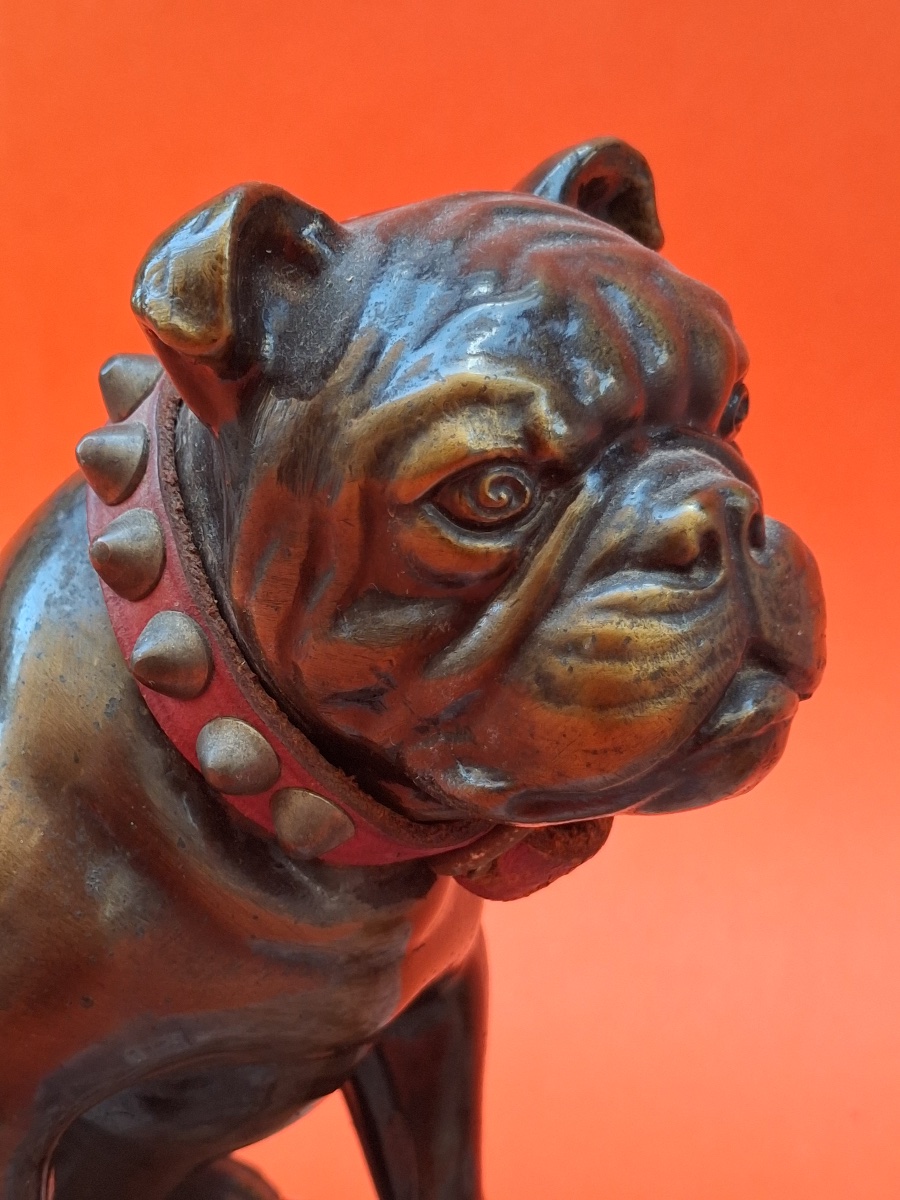 Veilleuse bouledogue en régule mordoré , socle en marbre , globe en verre craquelé -photo-3