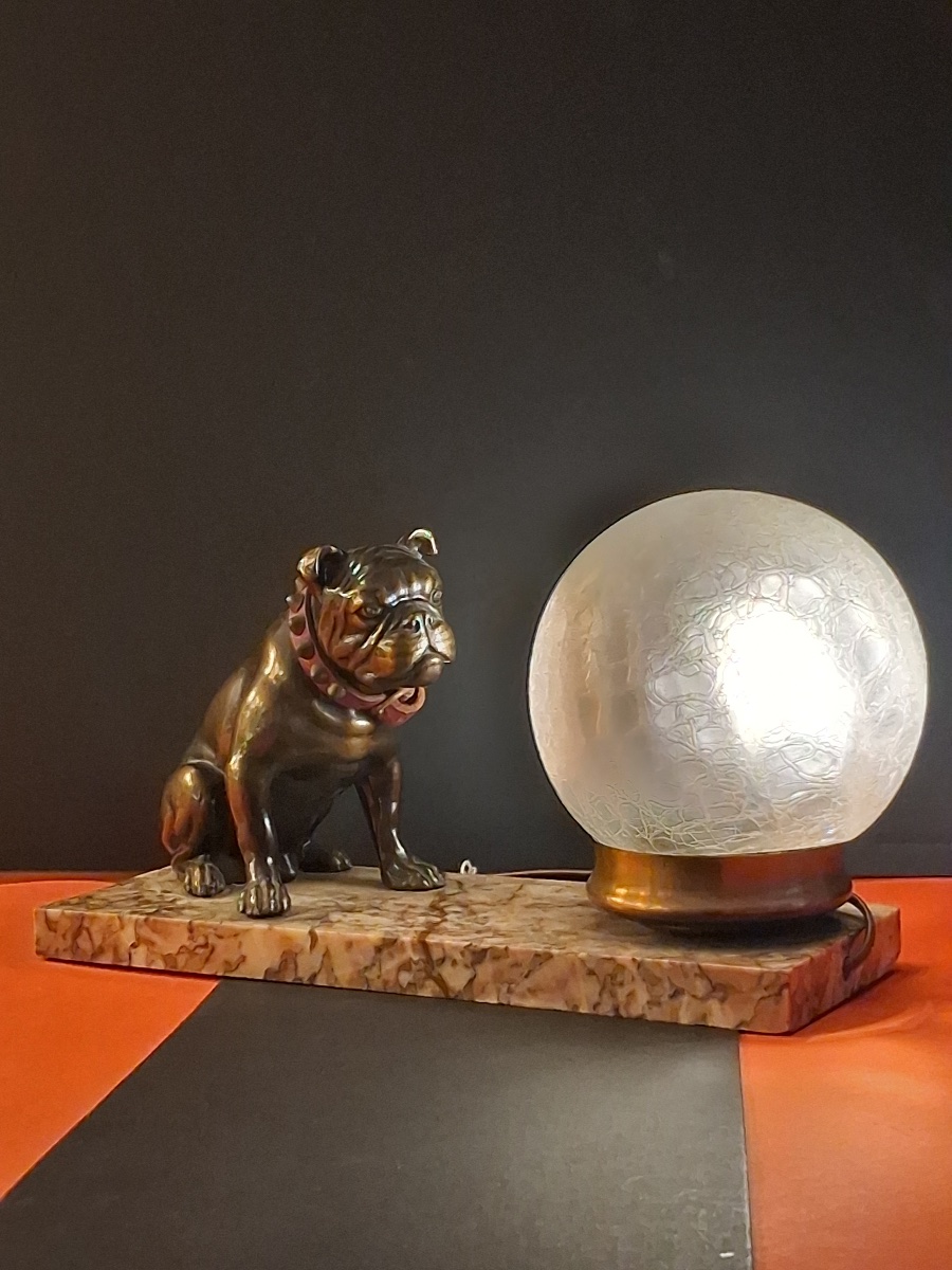 Veilleuse bouledogue en régule mordoré , socle en marbre , globe en verre craquelé -photo-3