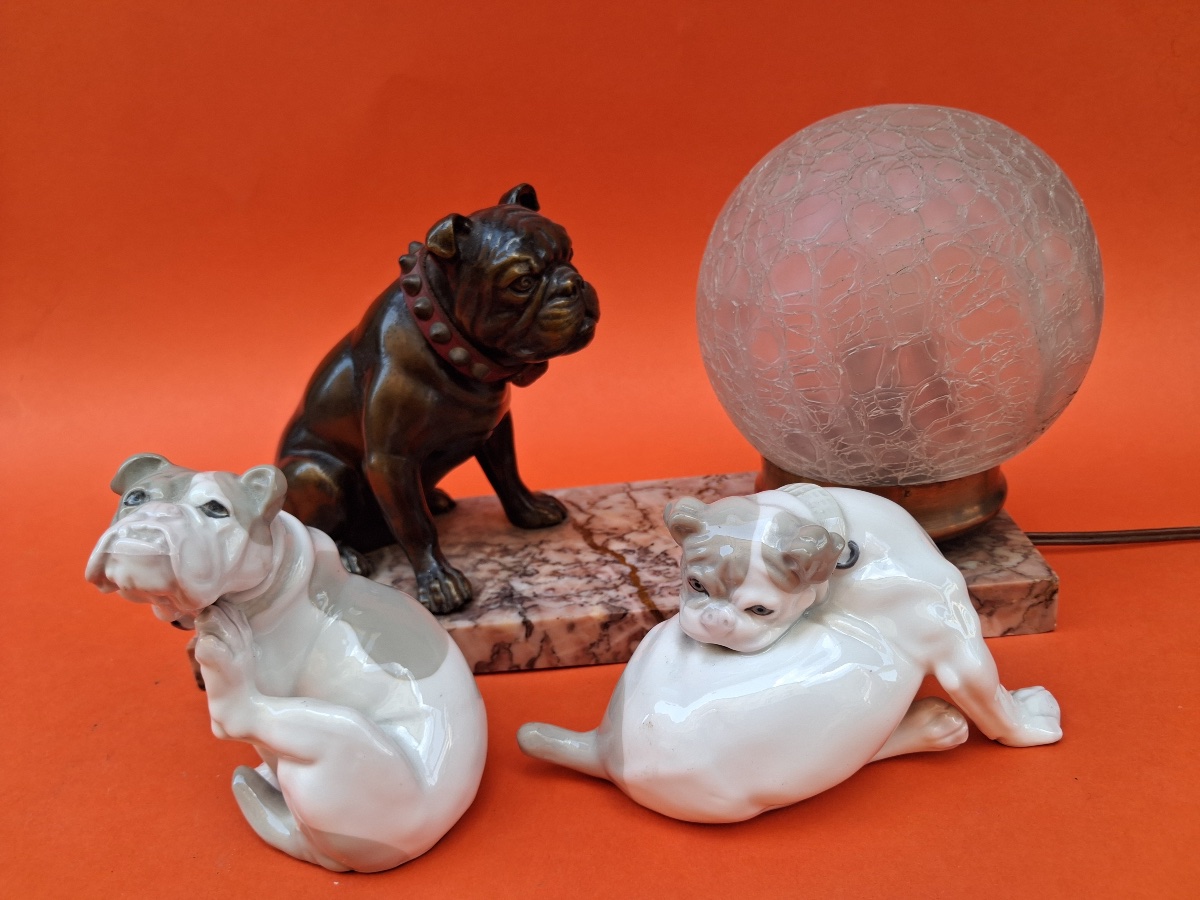 Veilleuse bouledogue en régule mordoré , socle en marbre , globe en verre craquelé -photo-5