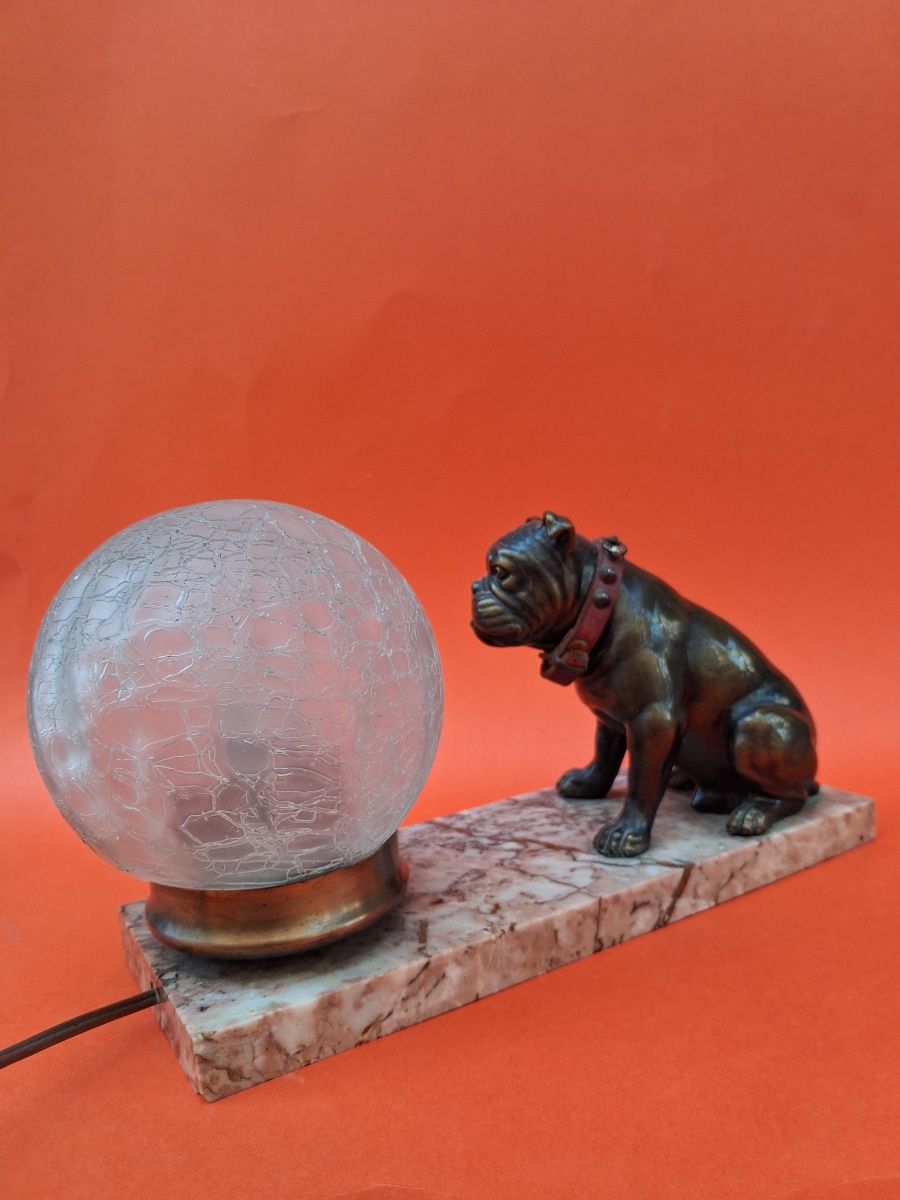 Veilleuse bouledogue en régule mordoré , socle en marbre , globe en verre craquelé 