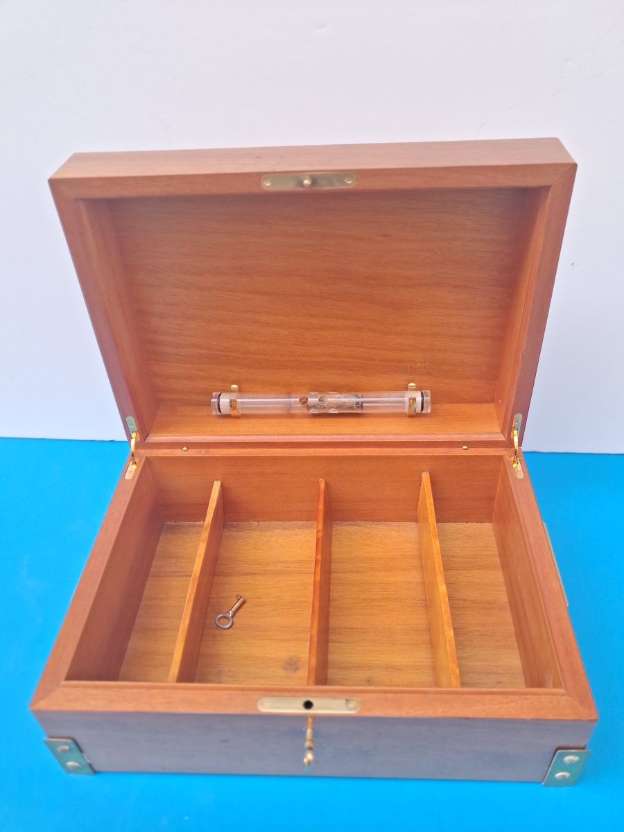 Boite ou coffret à cigares en acajou blond et décor en marqueterie, complet , époque XXème-photo-4