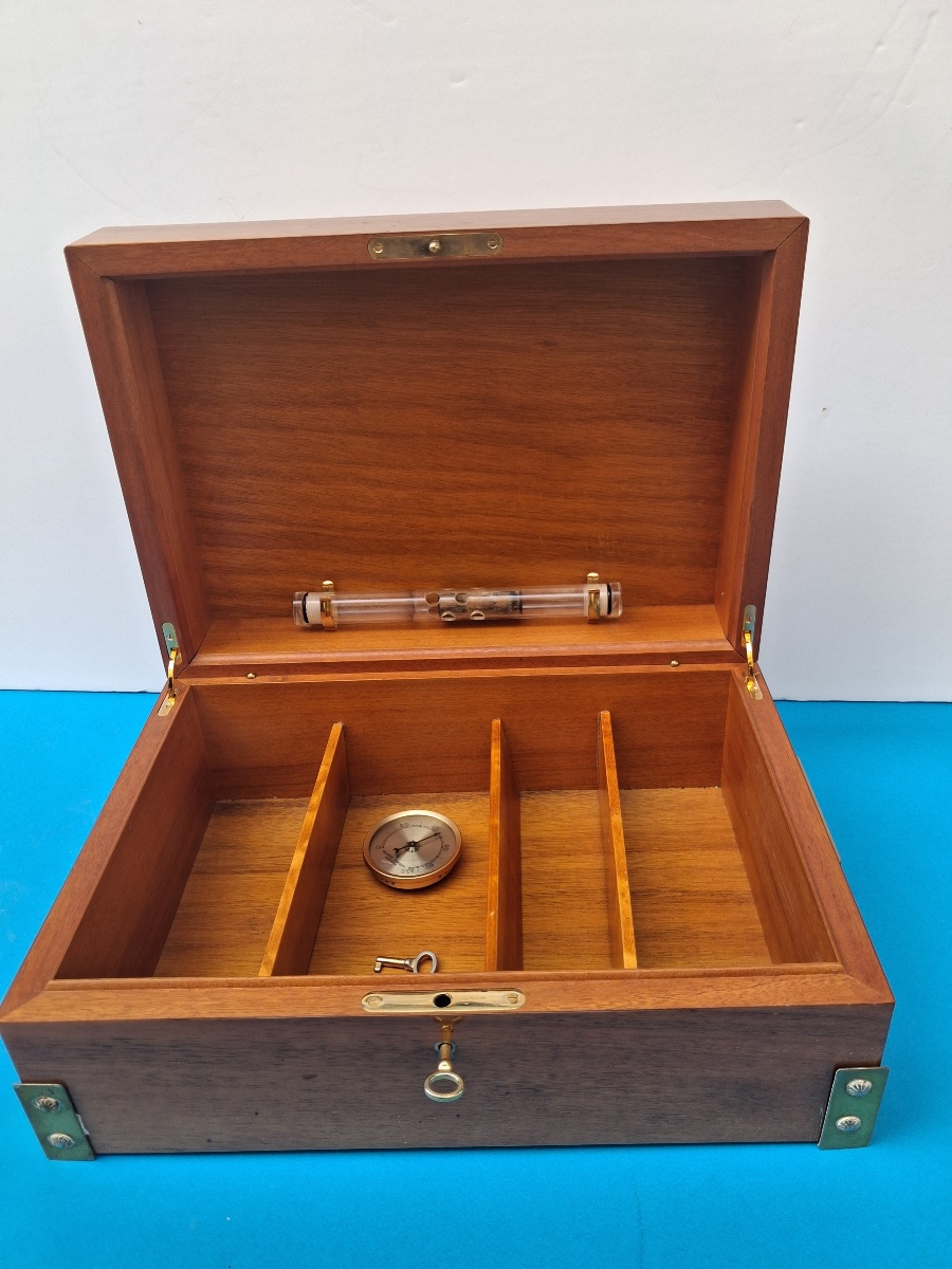 Boite ou coffret à cigares en acajou blond et décor en marqueterie, complet , époque XXème