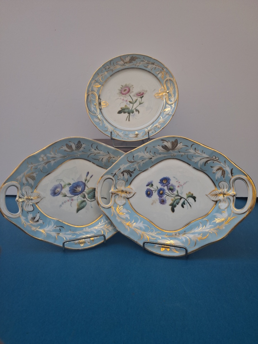 Porcelaine de Paris : deux plats et une assiette 