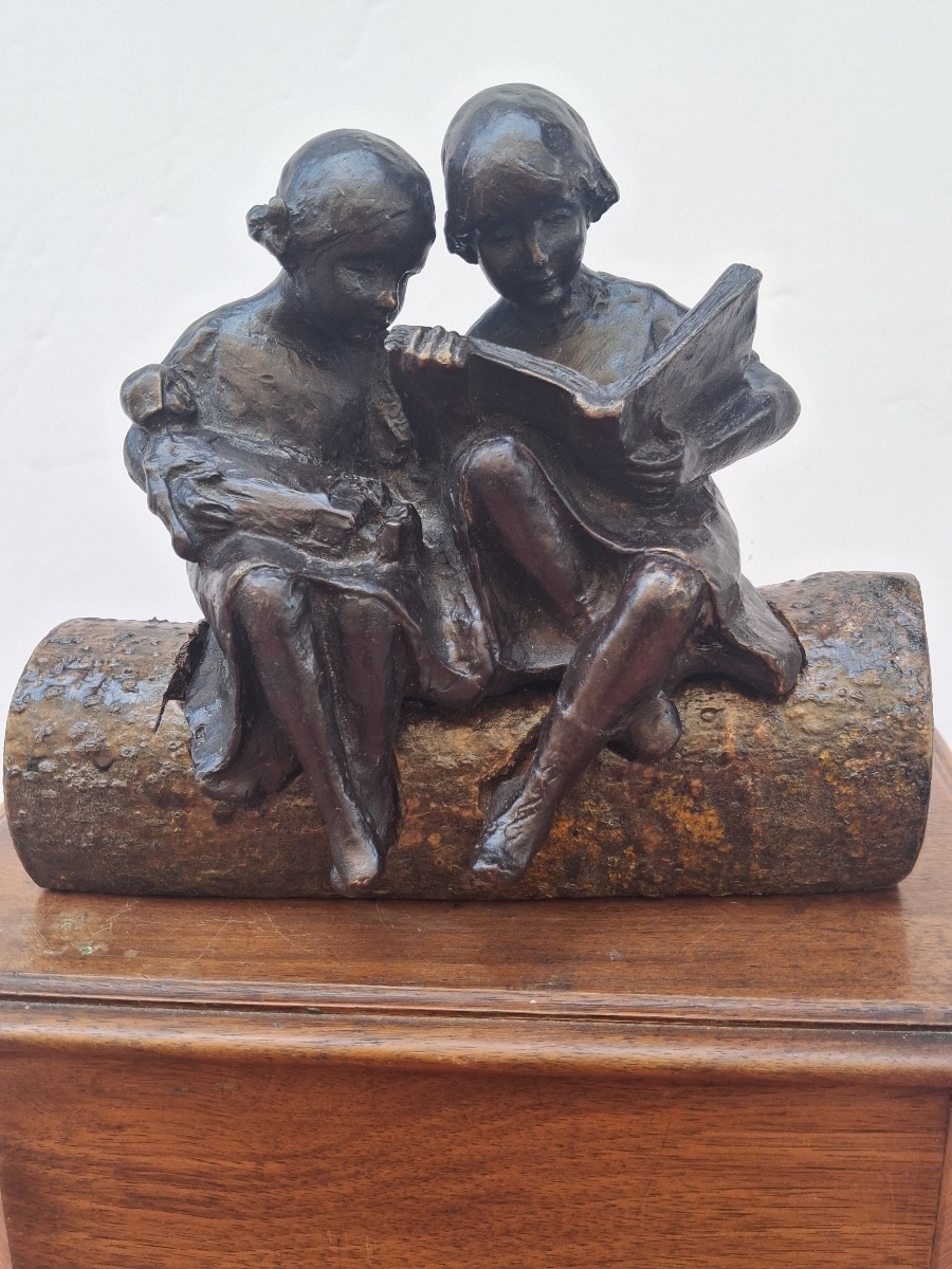 Bronze attribué à Becky Eiker  ( 1942) USA , deux petites filles assises lisant  XXème