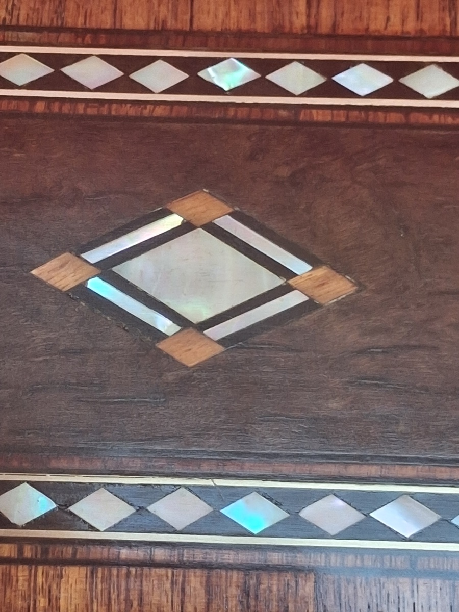 Boite, coffret  à bijoux avec incrustation de nacre et de laiton époque Napoléon III-photo-1