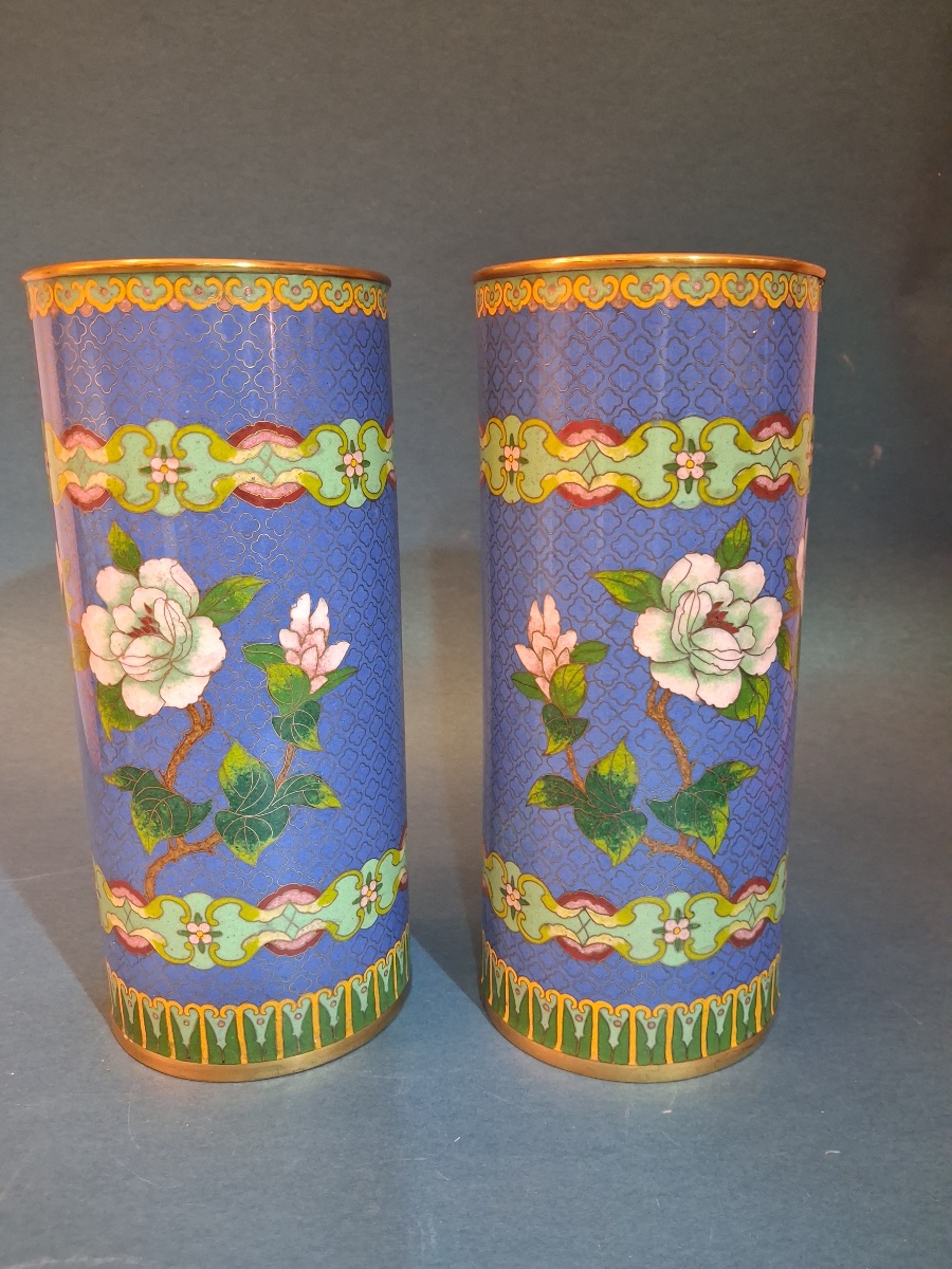 Paire de vases rouleau  ou pots à pinceaux en émaux cloisonnés  , fin de la dynastie Qing